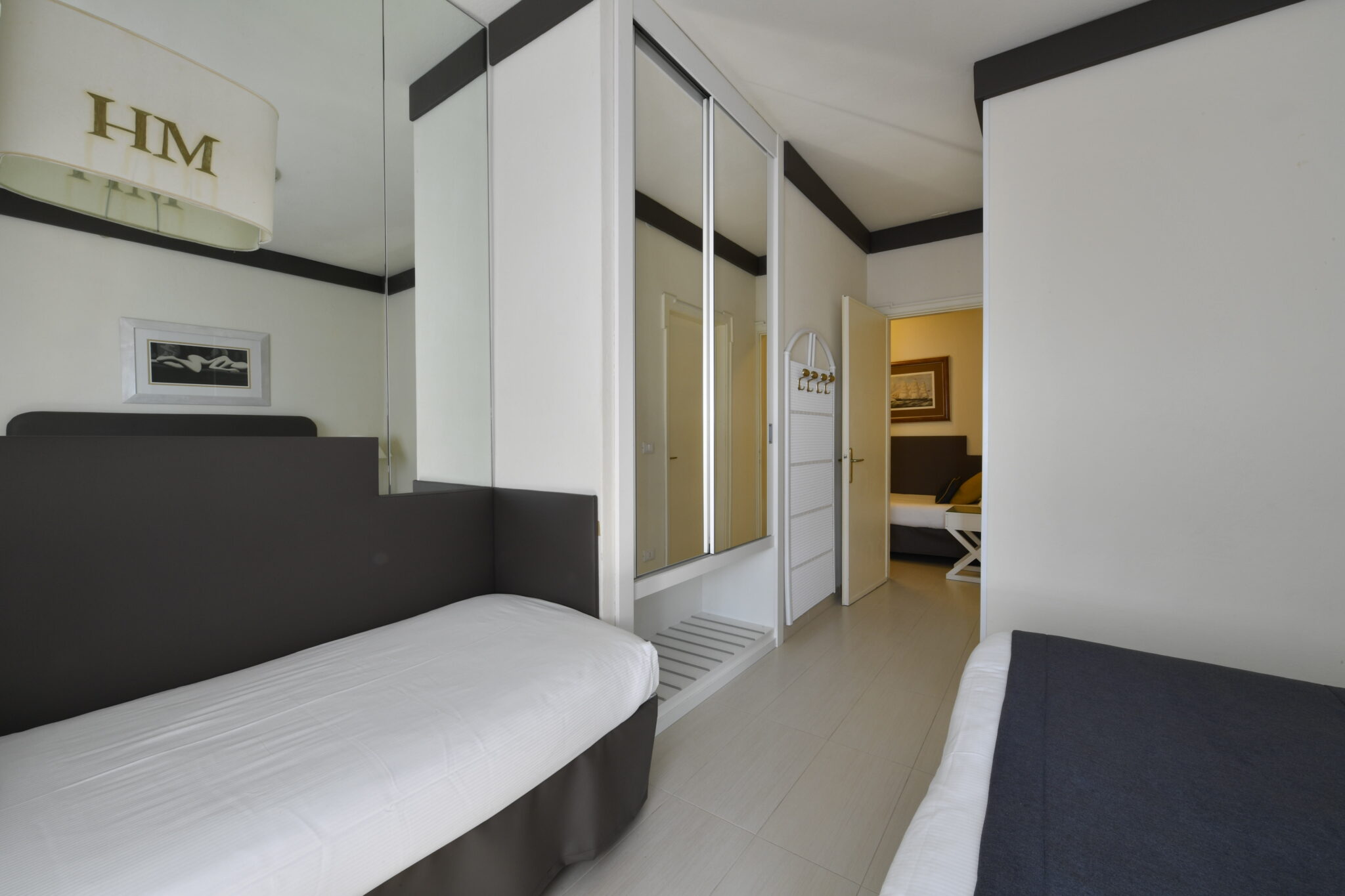 Vista ampia della camera premium con balcone fronte mare